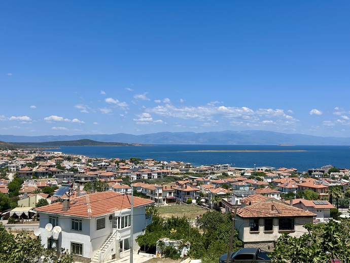 Ayvalık nasıl bir yer yarın oraya gidiyorum da?