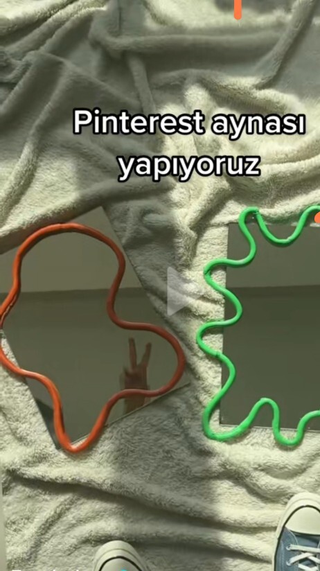 Orta boy bir aynam var küçük değil ama nasıl dekore etmem gerektiğini bilemiyorum. Ne yapabilirim?