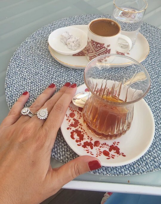 Çay ile kahveyi aynı an da içebilir misin?