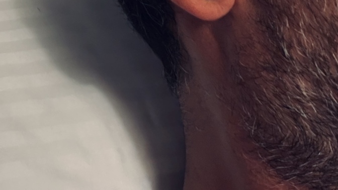 Küpe takan erkek itici mi? Çekici mi?