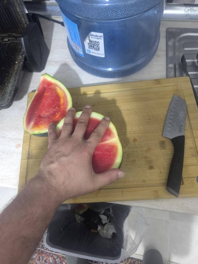 Hiç elinizden küçük bir karpuzun baldan tatlı olacağını düşündünüz mü 😂 ?