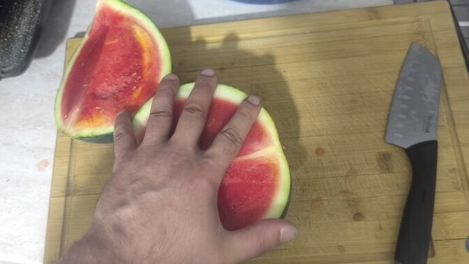 Hiç elinizden küçük bir karpuzun baldan tatlı olacağını düşündünüz mü 😂 ?