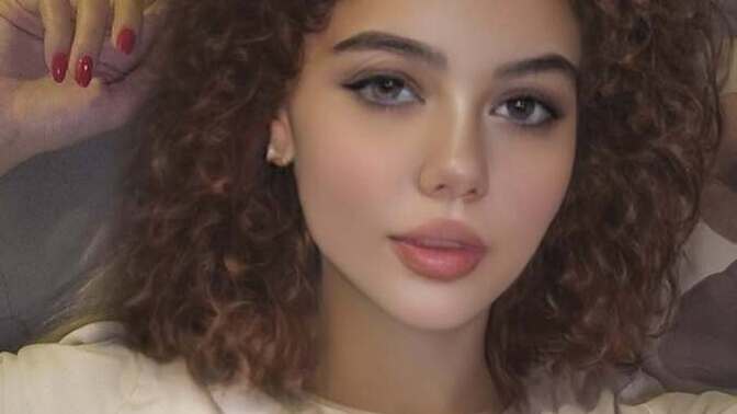 Sizce saçlarımı kıvırcık yaptırmalı mıyım?🤔🤔 makiajsızım kusura bakmayın doğal halimle atmak istedim🤭🤭🤭🤭?