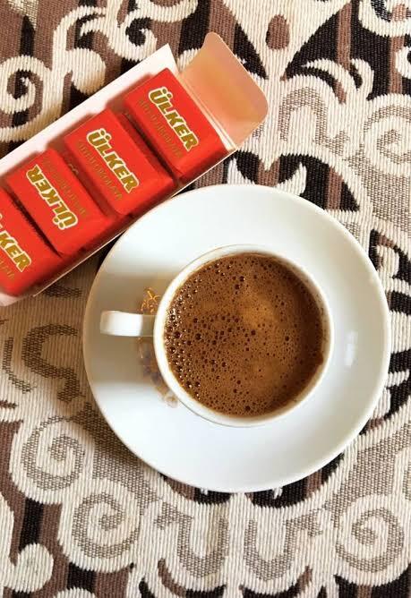 Kahvemi şekersiz içiyorum ama her sabah yanına iki parça çikolata yiyorum. Bu durum kilo yapar mı?