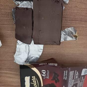 Kahvemi şekersiz içiyorum ama her sabah yanına iki parça çikolata yiyorum. Bu durum kilo yapar mı?
