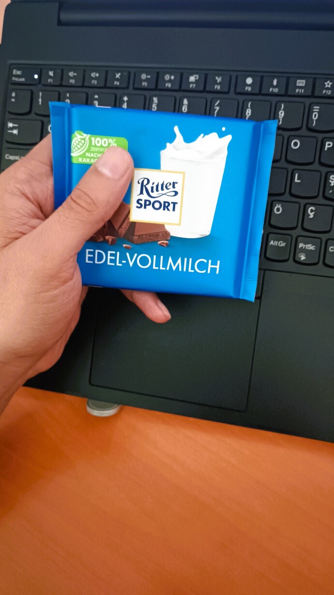 Kahvemi şekersiz içiyorum ama her sabah yanına iki parça çikolata yiyorum. Bu durum kilo yapar mı?
