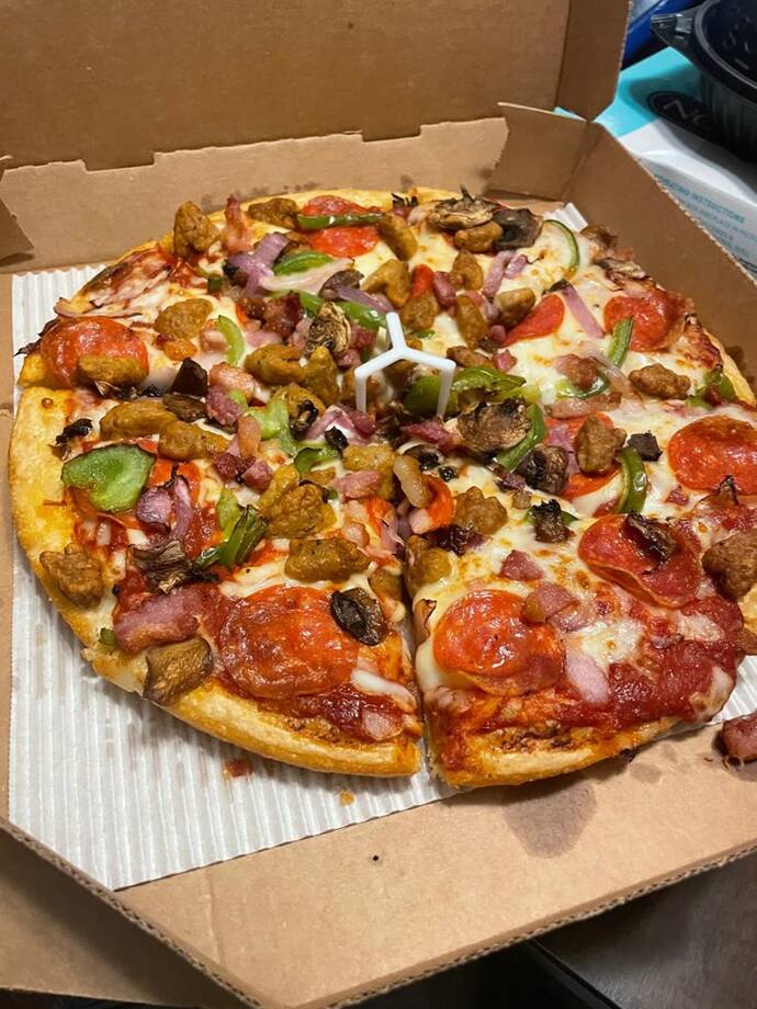 Bir pizza yapacak olsan hangi üç malzemeyi eklerdin?