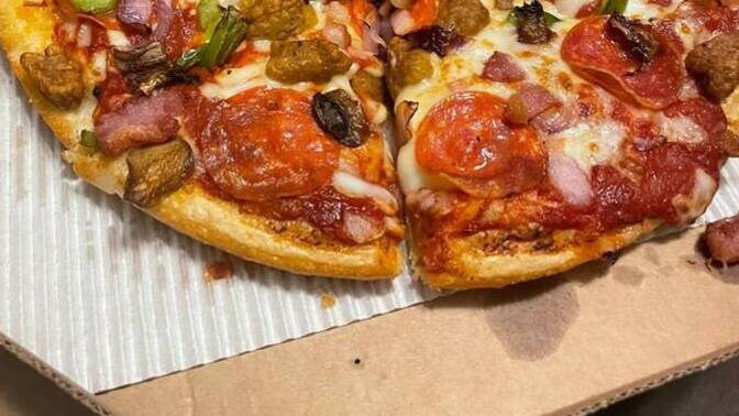 Bir pizza yapacak olsan hangi üç malzemeyi eklerdin?