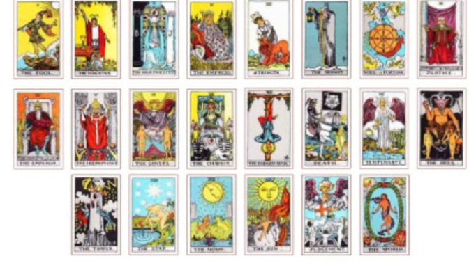 Kızlar, Bugün dolunay var, hadi yorum yapın, size tarot kartlarımdan bir tane çekeyim ve yorumlayım?
