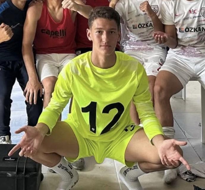 Sizce dövüşte bu kız mı alır yoksa genç kaleci cem efe eroğlu mu?