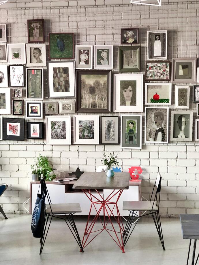 Duvarda çok çerçeve bulunması evi dağınık gösterir mi?