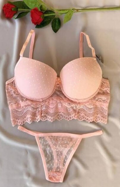 Pembe ic çamaşırı takımlari asiri guzel degil mi çok feminen masum havalari var?