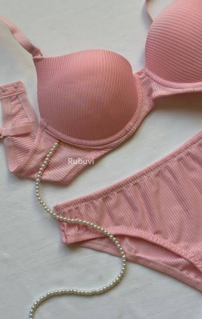 Pembe ic çamaşırı takımlari asiri guzel degil mi çok feminen masum havalari var?