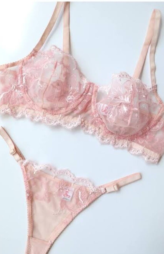 Pembe ic çamaşırı takımlari asiri guzel degil mi çok feminen masum havalari var?