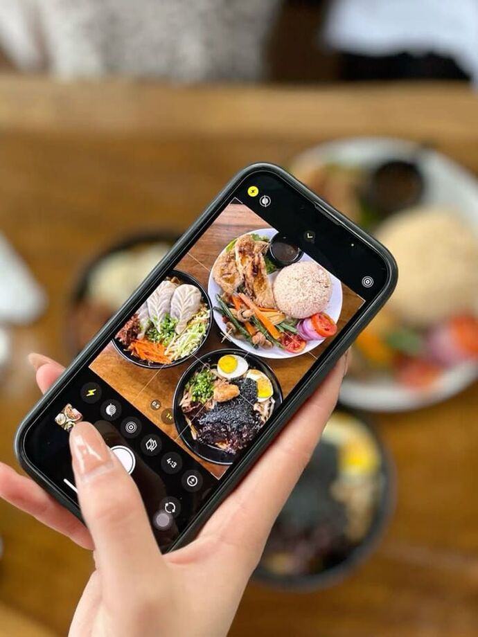 Yemek yerken telefonla uğraşmak mı, sadece yemeğe odaklanmak mı?