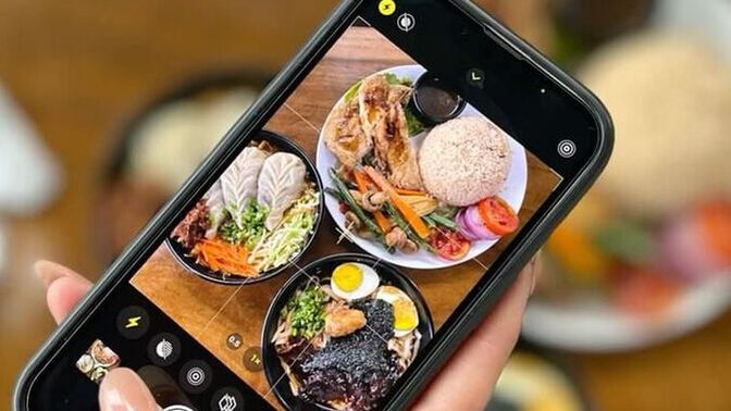 Yemek yerken telefonla uğraşmak mı, sadece yemeğe odaklanmak mı?