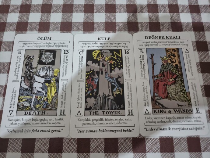 Tarot kartlarımı yorumlayacak olan var mı?