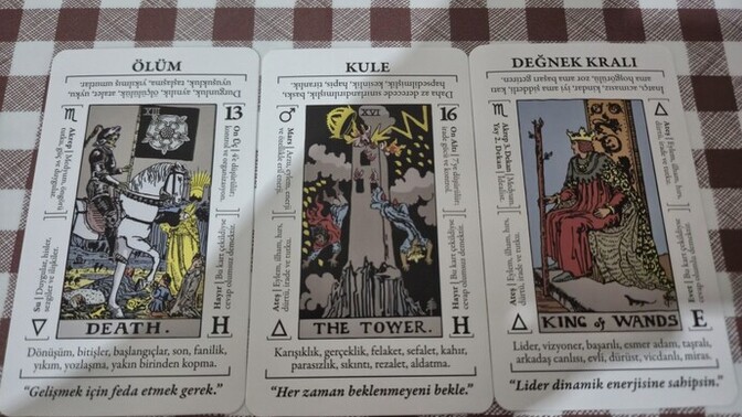 Tarot kartlarımı yorumlayacak olan var mı?