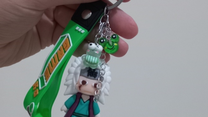 Jiraiyanin kurbağalari nasil olmus? anahtarligi aldim bide kurbaga kolye almistim birlestirip charm yaptim? benzemis mi?