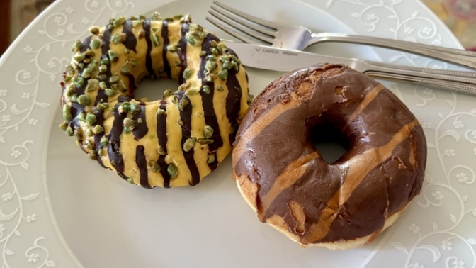 Donut sever misin, çikolatalı fıstıklı karamel 😄?