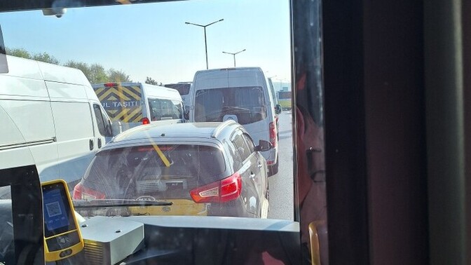 Her gün işe toplu taşımada gidip geliyorum herkesin elinde telefon kulağında kulaklık suratları asık neden?