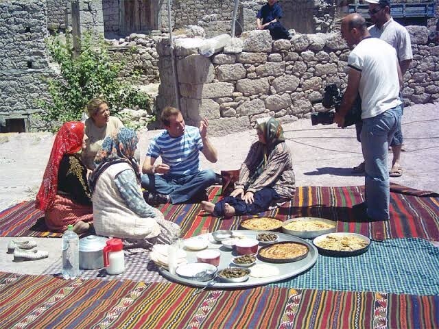 Diğer milletlere göre daha sıcakkanlı ve misafirperver olmamızın esas nedeni sizce ne olabilir?