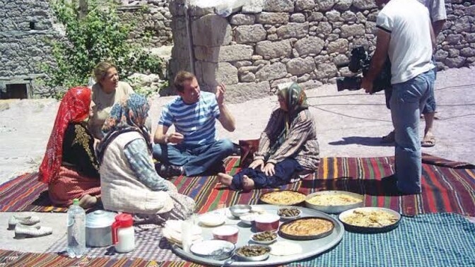 Diğer milletlere göre daha sıcakkanlı ve misafirperver olmamızın esas nedeni sizce ne olabilir?