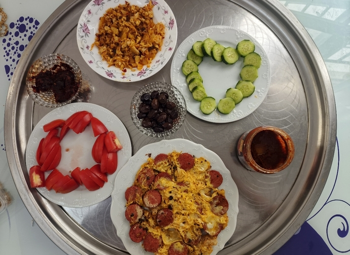 Sevgilime kahvaltı hazırladım, salatalıktan kalp yaptım diye kavga çıkardı! Sizce haklı mı?