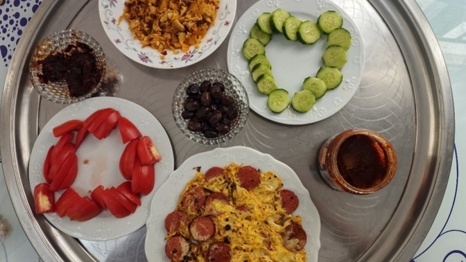 Sevgilime kahvaltı hazırladım, salatalıktan kalp yaptım diye kavga çıkardı! Sizce haklı mı?