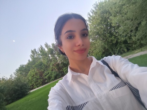 Gökyüzünde bir ay gördüm, daha akşam olmadan... Sanki gece, gündüzü beklemeden özlemişti. Siz de gördünüz mü?