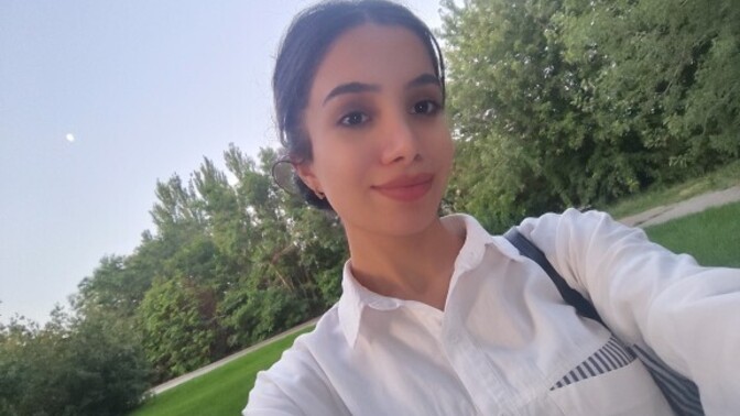 Gökyüzünde bir ay gördüm, daha akşam olmadan... Sanki gece, gündüzü beklemeden özlemişti. Siz de gördünüz mü?