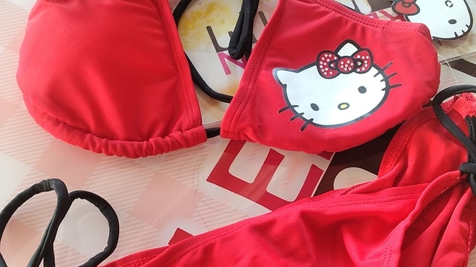 Hello kittyli ' li kırmızı bikini 👙 nasıl sizce?