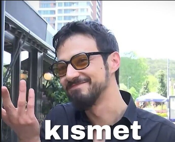 Bilmiyorum seçimle hisler karışık bir şey olsa gerek ben olmamak için zorlayan tarafımdır korkarım aşkın kendinden seçim sanırım.