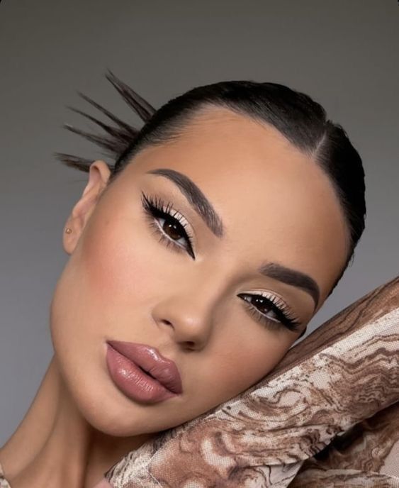 Sizinde eyeliner çekerken elleriniz titriyor mu?