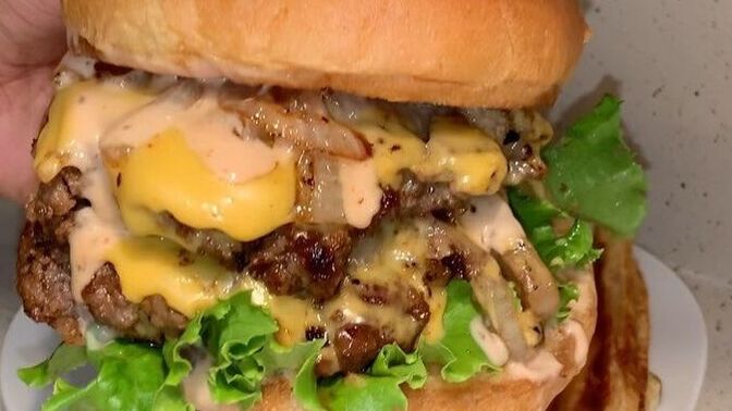 Hangisi daha mutlu eder: anne köftesi mi, double cheeseburger mi?