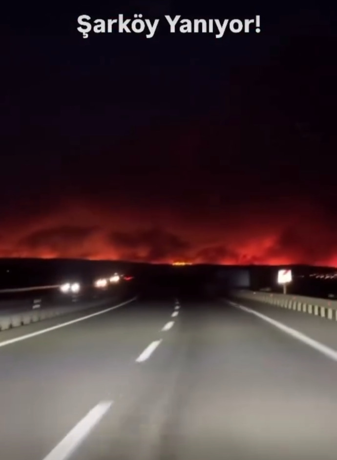 Gene orman yangını Tekirdağ -Şarköy ve Çanakkaleden iyi haberler gelmiyor arkadaşlar Ne olacak bu ülkenin hali 😔?