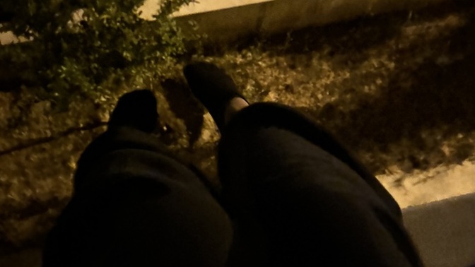 Gecenin 3’de pencereye oturmak garip mi?