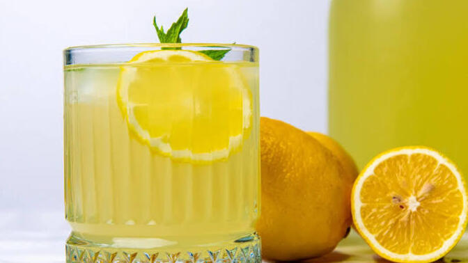 Normal limonatamı yoksa çilekli limonatamı?