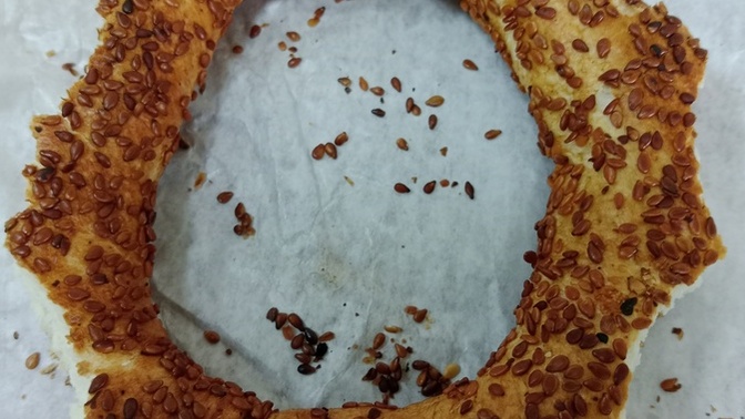Simidi nasıl yersiniz bu şekilde simit yemek ayıp mi?
