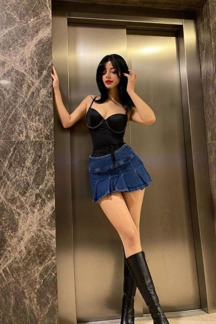 Bir kıza hanım hanımcık kıyafet mi yakışır yoksa seksi olan kıyafet mi?