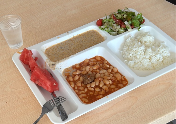 İşveren işçiye böyle yemek verir mi?