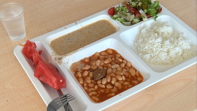 İşveren işçiye böyle yemek verir mi?