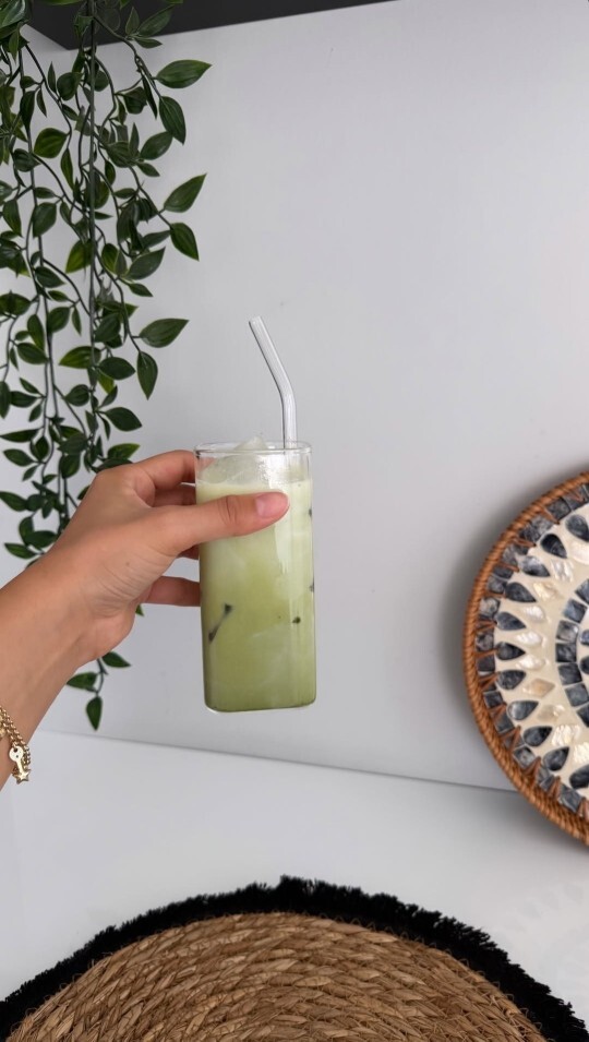 İçiyorum ama... bu matcha mı, çim suyu mu karar veremedim. Cidden seven var mı bunu 😂?
