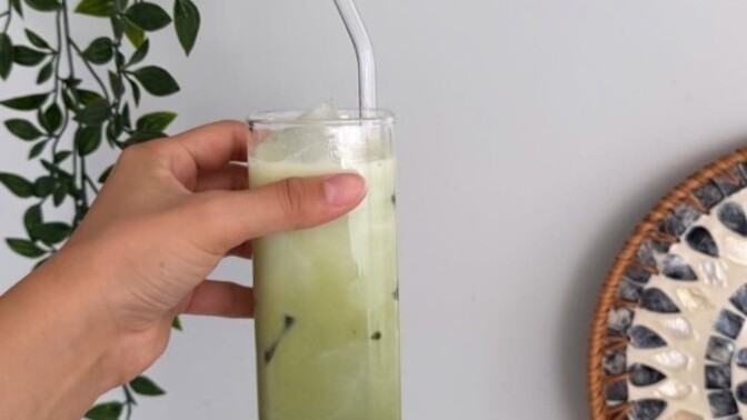 İçiyorum ama... bu matcha mı, çim suyu mu karar veremedim. Cidden seven var mı bunu 😂?
