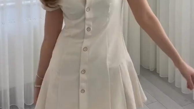 Arkadaşın evinde mini elbise giyilir mi?