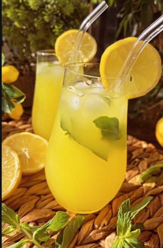 Limonata sever misiniz , bu sıcak yaz gününde kime ısmarlarsınız?