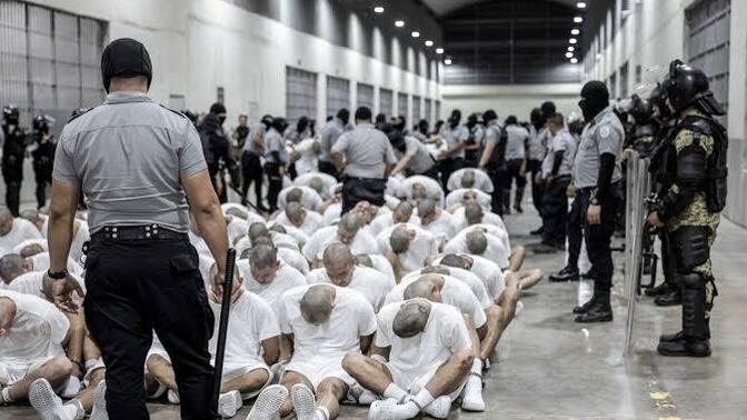 #Gündem Bu ülkedeki suç oranlarını düşürmek için CECOT gibi bir hapishane olması gerekli midir sizce?