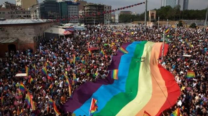 Almanyada yapilan lgbt yürüyüş ve sokak partileri hakkında düşünceniz nedir?