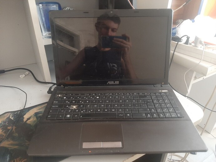 Evet arkadaşlar ben bu laptopu nasıl kırmayı becerdim tahmin edin markası asus model k53u serisi bu benim birinci emektar laptopum?