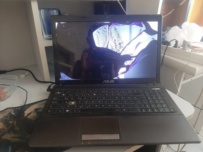 Evet arkadaşlar ben bu laptopu nasıl kırmayı becerdim tahmin edin markası asus model k53u serisi bu benim birinci emektar laptopum?